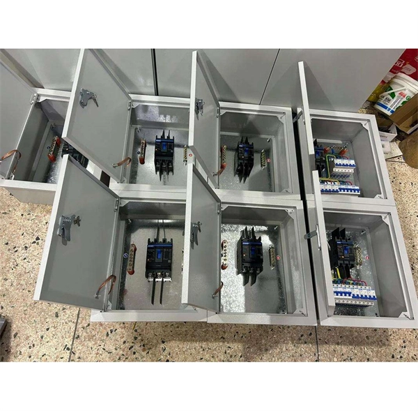 What are the metal components of a fiber optic connector 